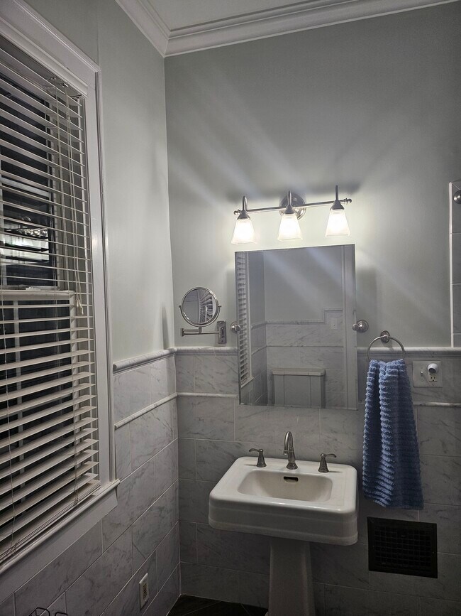 Foto del edificio - 706 Milton Ave