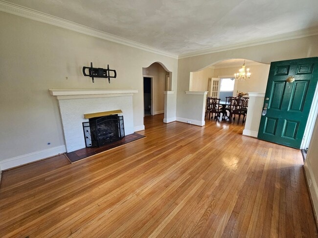 Photo - LARCHMONT House