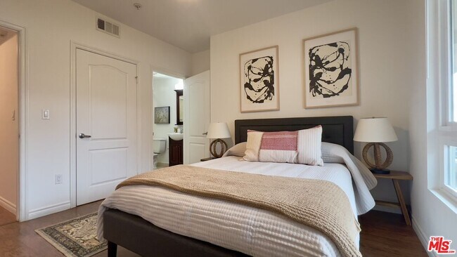 Foto del edificio - 5633 Carlton Way