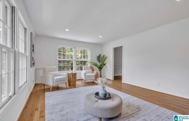 Foto del edificio - 2836 Vestavia Forest Pl