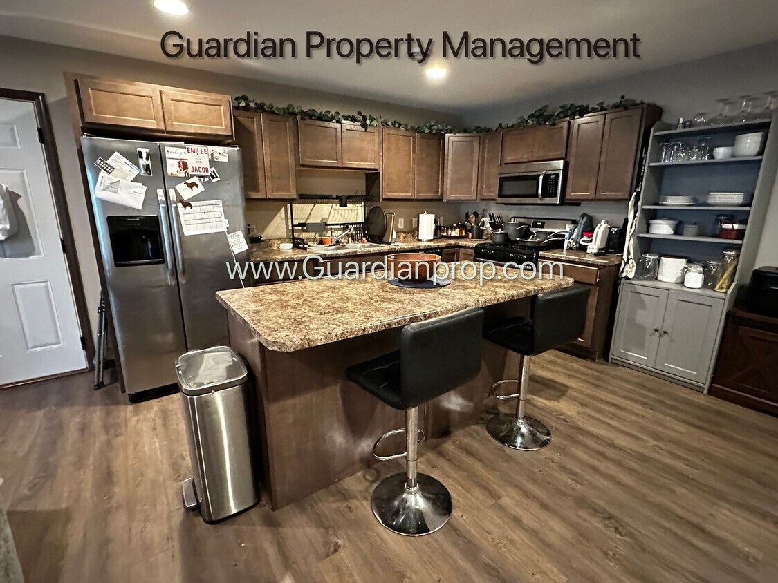 Foto principal - Lakeville End unit Town Home, Avail December, Two Car Garage, Dishwasher, W/D, 2.5 Baths