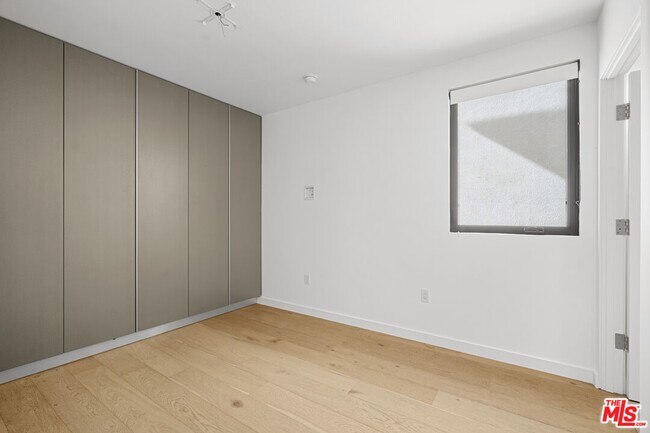 Foto del edificio - 11795 Gateway Blvd