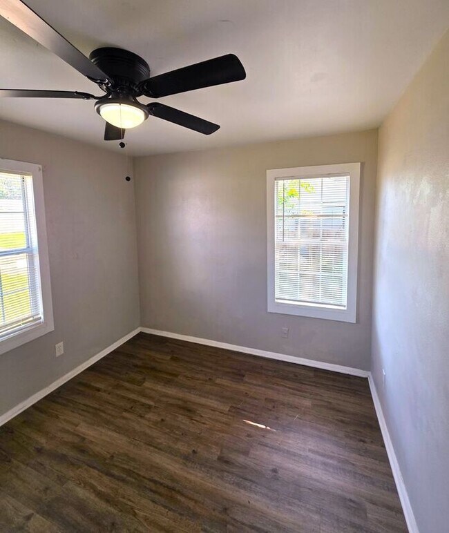 Foto del edificio - Charming 3-Bedroom Del City Home with a Spacious Backyard