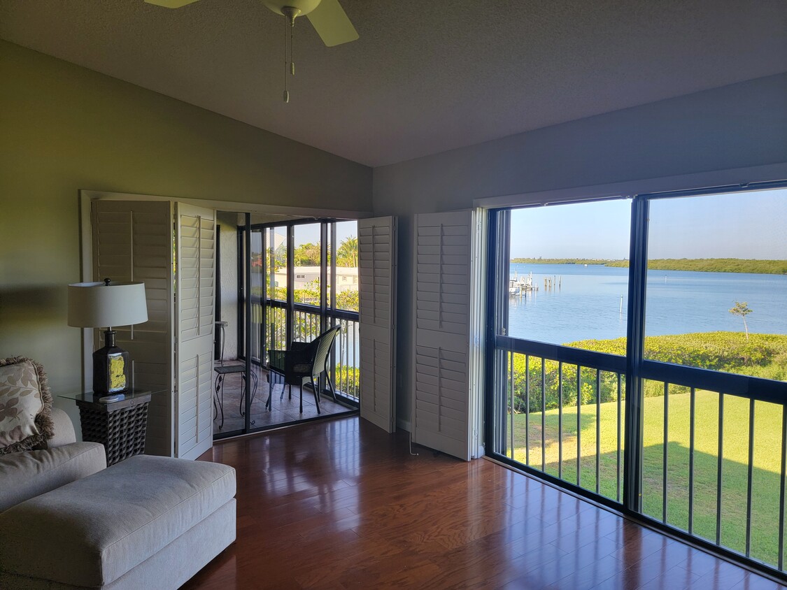 3221 S Lakeview Cir Unit 201, Hutchinson Island, FL 34949 Condo for