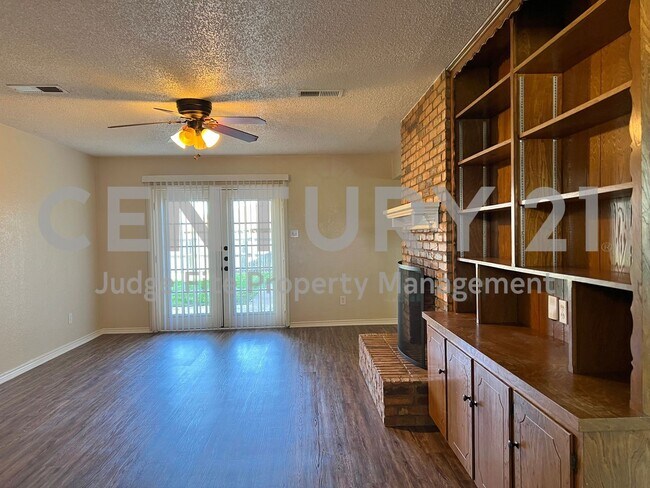 Building Photo - Wonderful 4/2/2 Nestled on Nicely Landscap...