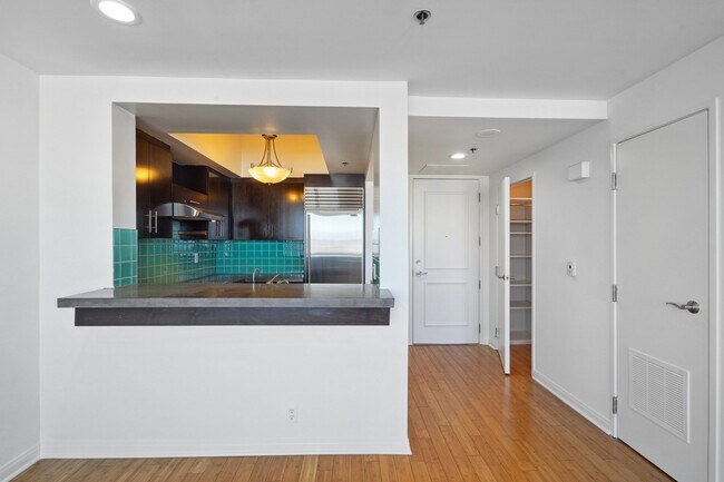 Building Photo - 525 E Seaside Way