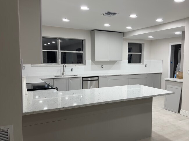 Foto del edificio - 240 NE 57th St