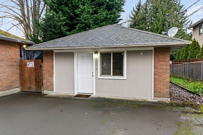 Foto del edificio - 2 bed 1 Bath Burien House with in unit laundry