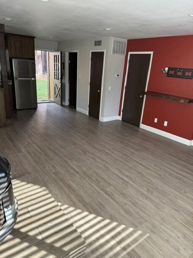 Building Photo - Lovely sunny corner lot unit available now and pet friendly!! Call to inquire today.