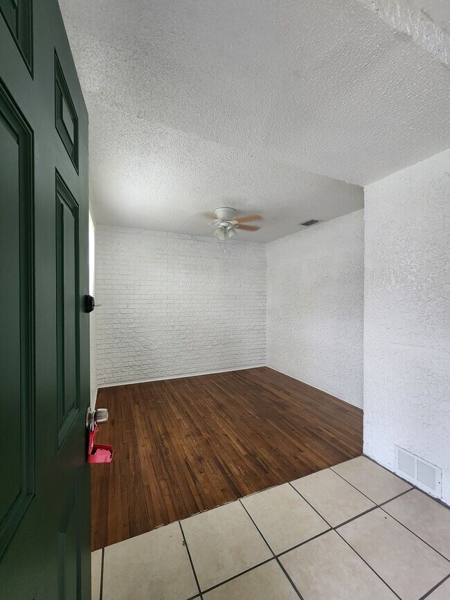 Building Photo - 4 Bedroom Single Family Home