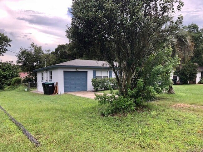 Building Photo - Beautifully renovated 3 bed / 1 bath home! Ready for Move in September! Large back yard! Home on ...