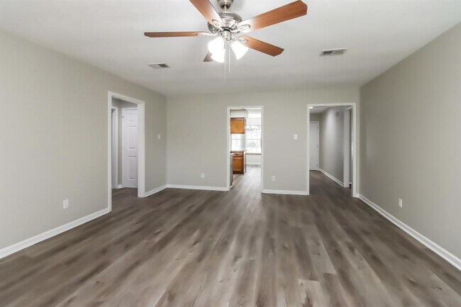 Foto del edificio - 2102 Rycroft Dr