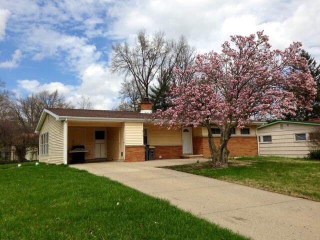 Foto del edificio - 3 Bedroom W/ Large Basement Available Now ...