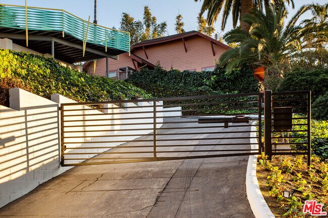 Foto del edificio - 908 Hyperion Ave