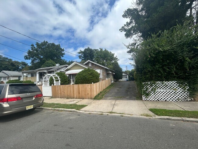 Building Photo - 121 Anelve Ave