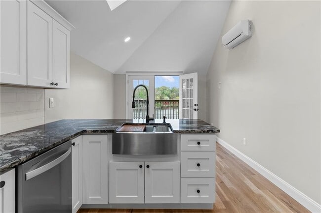 Foto del edificio - 376 Arnolds Neck Dr