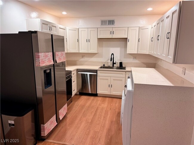 Foto del edificio - 350 E Desert Inn Rd