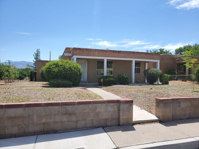 Building Photo - Three bedroom home located mins away from UNM