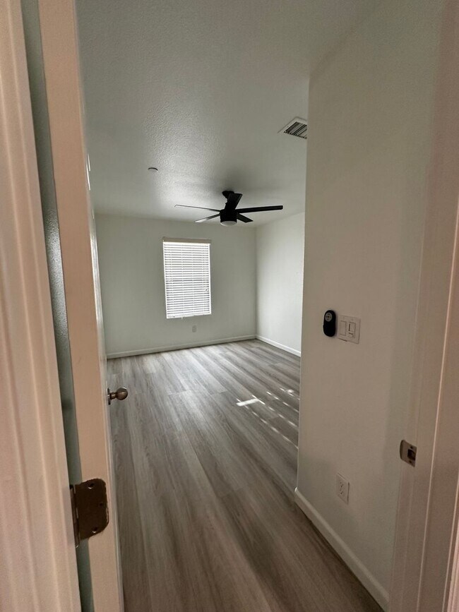 Building Photo - 3 Bedroom Single Family Home in Clovis