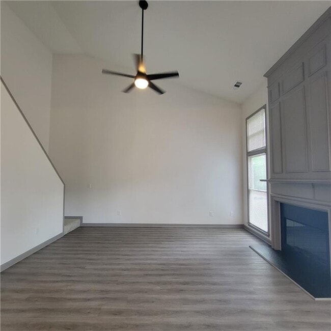 Building Photo - 3045 Binghampton Ln