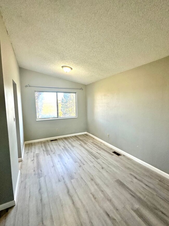 Foto del edificio - Move In Ready!! 3 Bedroom, 1 1/2 Baths, 2 ...