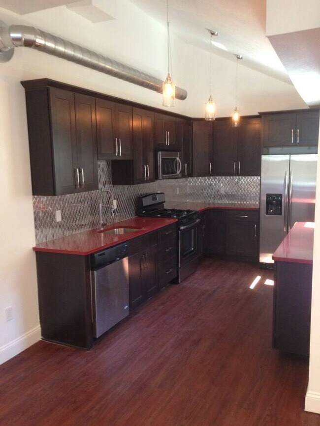 Foto del edificio - Platinum Quality Renovation in South Side Flats. Open Layout, Designer Kitchen, Huge Bathrooms. A/C!