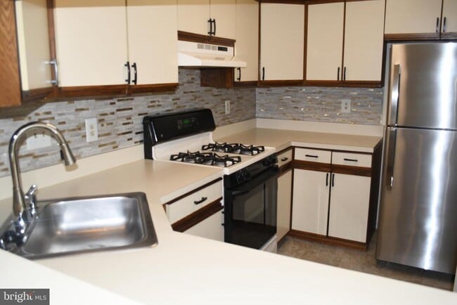 Building Photo - 14380 Gringsby Ct