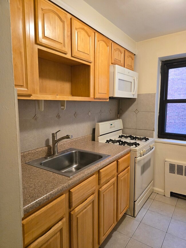 Building Photo - 2329 Hudson Ter