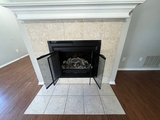 Building Photo - This beautiful Corner lot home ! 4 bedroom 2 bath in Mansfield ISD