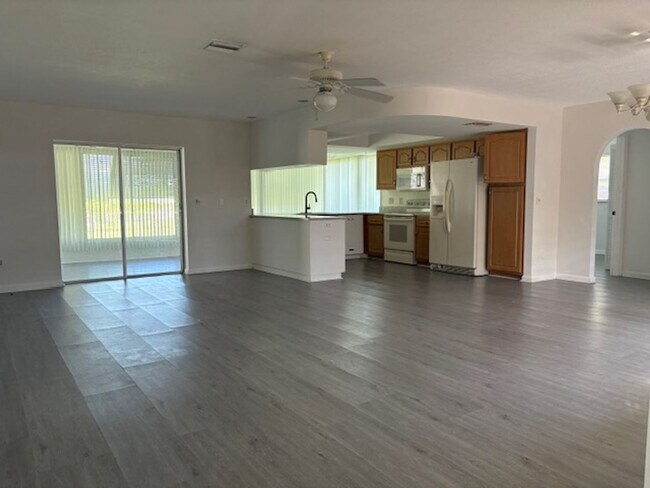 Foto del edificio - Charming 2-Bedroom Home in Prime Cape Cora...