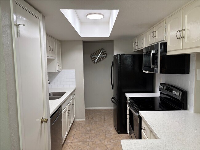 Foto del edificio - 14555 Wunderlich Dr