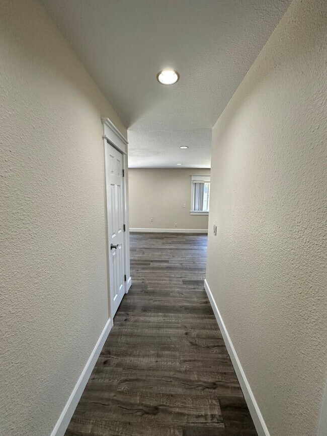 Foto del edificio - Costa Mesa Upgraded 4 bed 2 bath House in Prime location