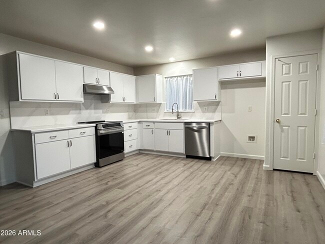 Building Photo - 10542 W Alvarado Rd