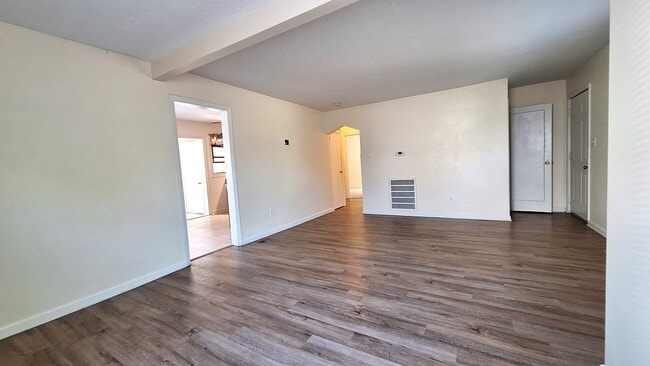 Building Photo - 1301 Sunset Dr