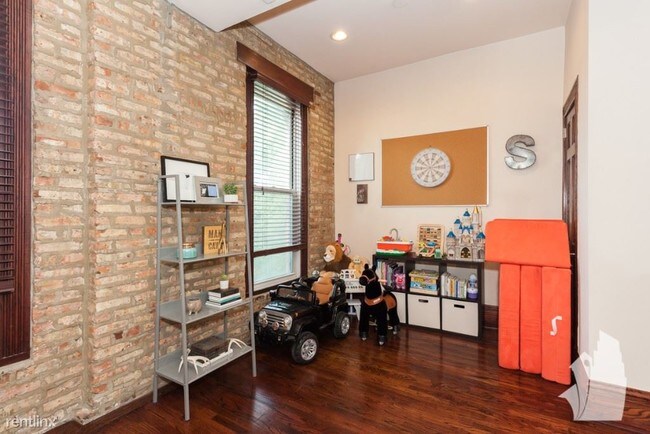 Foto del edificio - 2 br, 1 bath  - 1734 W Erie St Apt 3