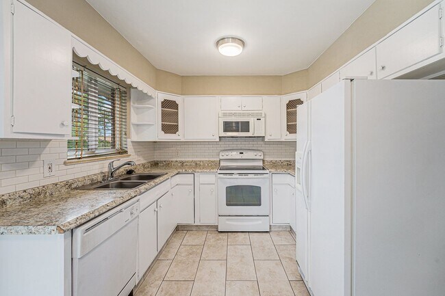 Foto del edificio - AVAILABLE FOR IMMEDIATE MOVE IN