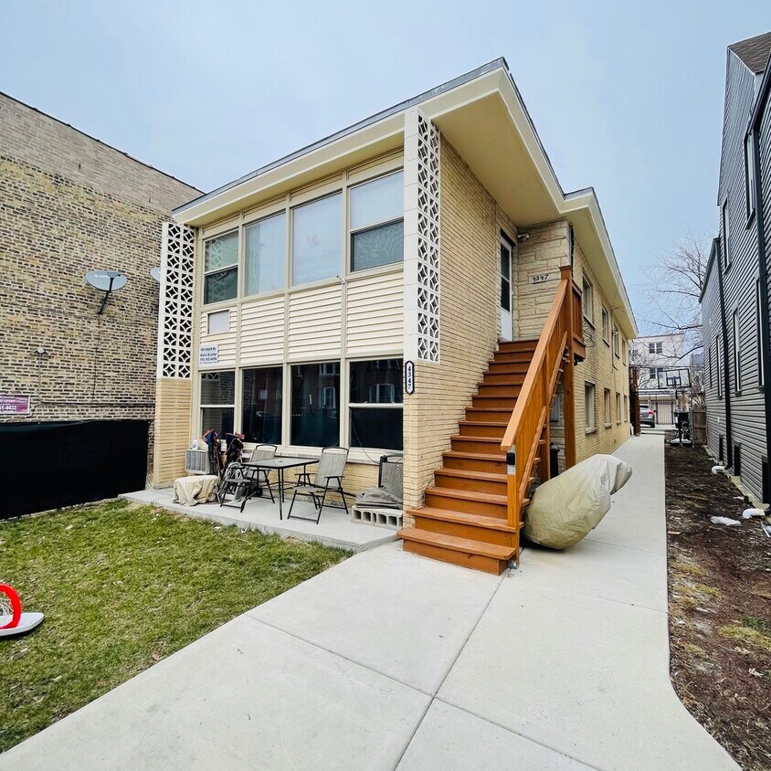 Primary Photo - 4347 N Troy St
