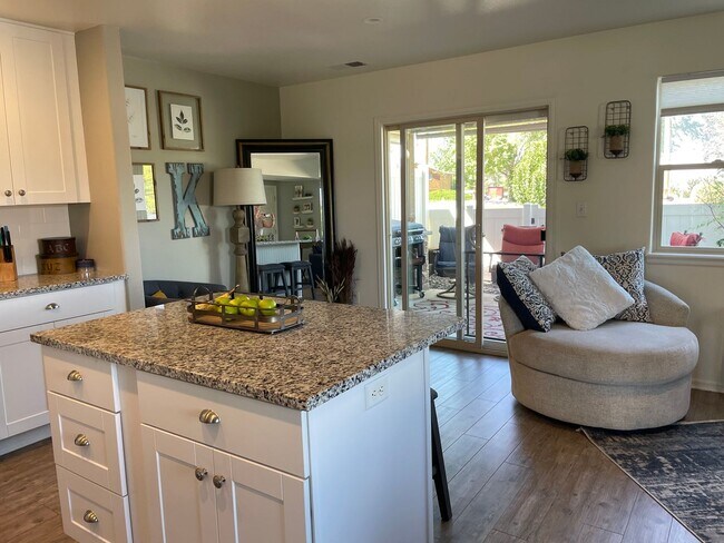 Building Photo - Fully Furnished 2 bedroom, 2 1/2 bath avai...