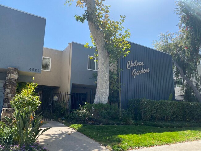 Foto del edificio - 4824 Satsuma Ave