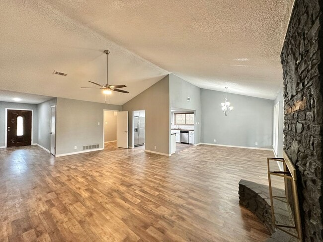 Building Photo - Viewable Now!