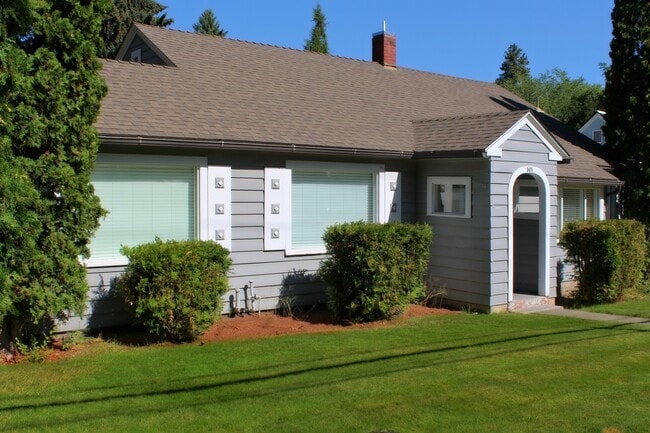 Building Photo - PETS CONSIDERED! Located in Bend's HISTORIC District, Walk to Drake Park! A/C, All Appliances, Ha...