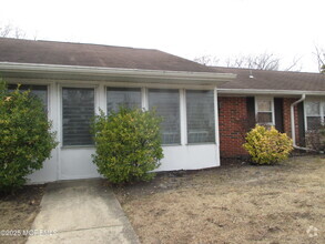 Building Photo - 111B Edinburgh Ln