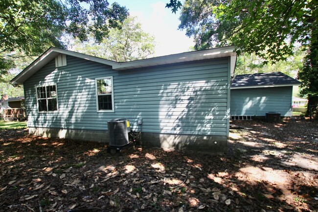 Building Photo - Newly remodeled 3 bedroom home with mother...