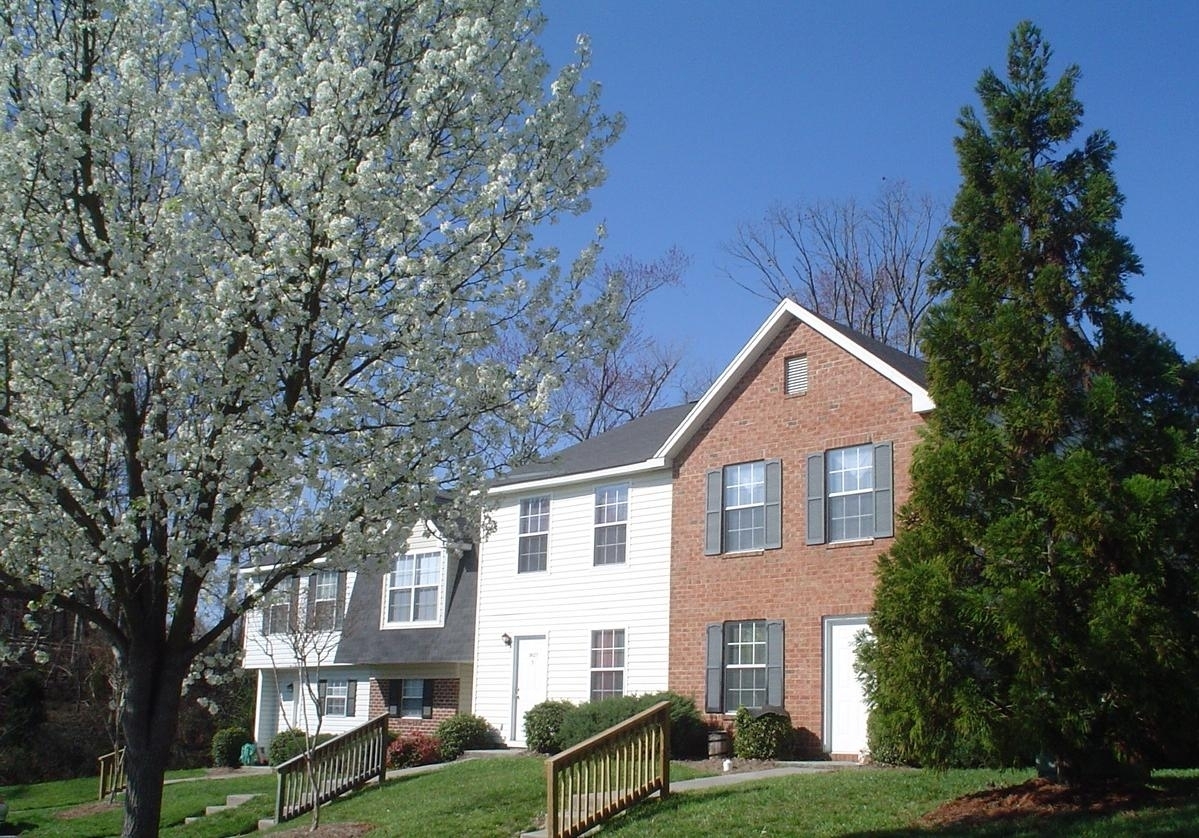 Primary Photo - Laurel Bluff Apartments and Townhomes