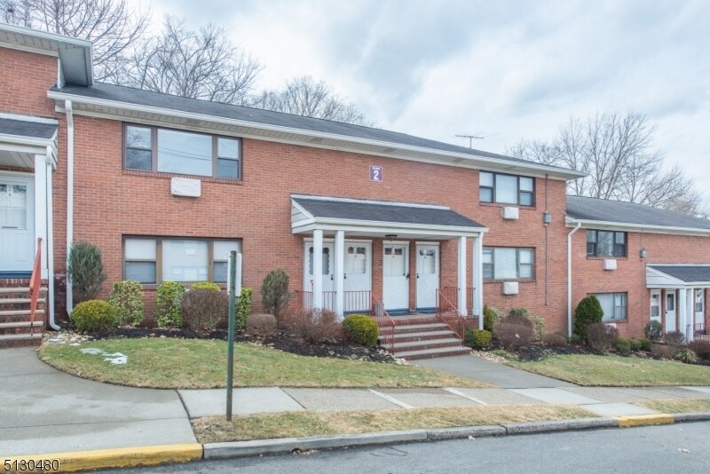 Primary Photo - 2 Colonial Dr