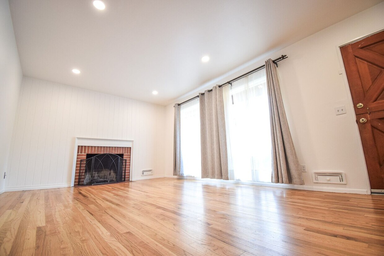 Foto principal - Beautiful 3 Bedroom Home in SW Portland