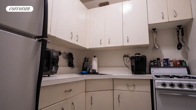 Foto del edificio - 300 E 46th St