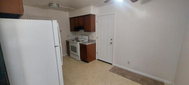 Foto del edificio - 9015 Midway Dr