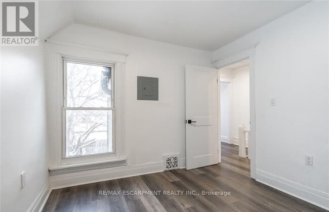 Photo du bâtiment - 198 Sherman Ave N