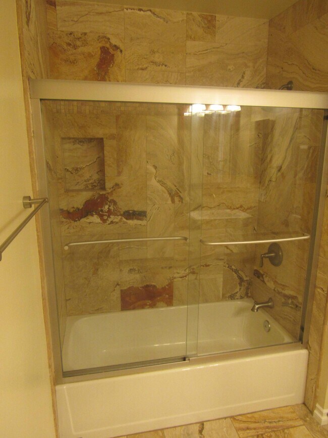 Building Photo - 5175 Thorn Tree Ln